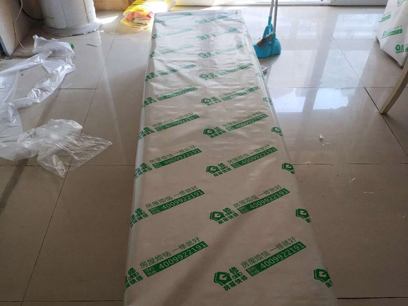 撕墻紙成品保護:在墻面頂部選一塊不顯眼的角落，用美工刀的刀尖將墻紙掀起。注：揭除可剝離墻紙時，掀起墻紙一角，將其從墻上撕下，手要盡量靠近墻面，這樣可將撕破墻紙的可能性降到最低。 墻紙、墻布裝飾面已經裱糊完成的房間應該及時清理干凈，在后續施工過程中，不要再作為物料 房或休息室使用，避免墻紙、墻布遭受污染或損壞，房間最好及時上鎖，并定期做好通風換氣、排氣的工作。 墻面裱糊時，各道工序必須嚴格按照規程施工，操作時要做到干凈利落，邊縫要切割整齊到位，膠痕跡要擦干凈。