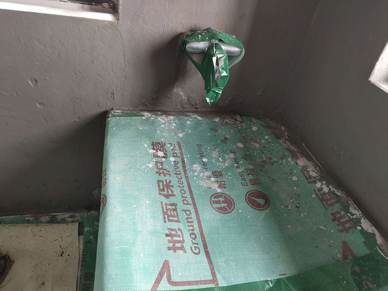 衛(wèi)生間防水處理：首先就要把衛(wèi)生間的地平面整平，地面不平，在涂刷防水涂料的時(shí)候就可能會(huì)涂不均勻，又或是地面因?yàn)椴黄蕉菀琢验_(kāi)，這即使是涂了防水涂料上去也會(huì)隨著地面裂開(kāi)。 衛(wèi)生間的墻面上也需要做防水處理，一般都是自地平面向上在墻面上涂刷30cm，這是為了不讓積水滲透到墻面里形成返潮；不過(guò)有許多家庭都會(huì)使用淋浴房，在這一塊區(qū)就需要把防水涂料涂刷到180cm，這樣噴頭的水就不容易滲入墻內(nèi)；如果是浴缸，那就把高度涂高到浴缸之上30cm。 防水層涂刷好后，需要涼一定的時(shí)間。這樣是為了讓防水層與墻面更好地融合在一起，以防止在之后的施工中對(duì)防水層造成破壞，這點(diǎn)在之后的鋪地磚過(guò)程中猶其是要注意。 在墻與地面相接處，也包括角落部分，還有管與建筑效接處，這幾個(gè)地方就要用高彈性的柔性防水涂料，這幾個(gè)地方要特別注意，會(huì)漏水的地方經(jīng)常是這幾個(gè)地方。