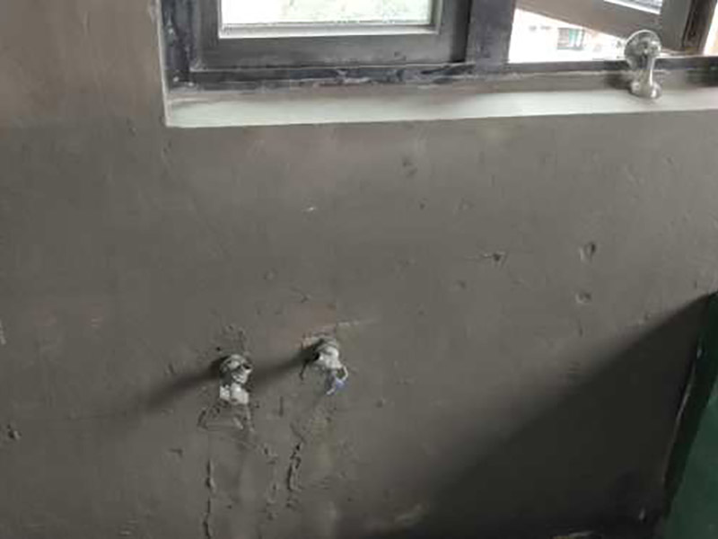 衛(wèi)生間防水處理：首先就要把衛(wèi)生間的地平面整平，地面不平，在涂刷防水涂料的時(shí)候就可能會(huì)涂不均勻，又或是地面因?yàn)椴黄蕉菀琢验_(kāi)，這即使是涂了防水涂料上去也會(huì)隨著地面裂開(kāi)。 衛(wèi)生間的墻面上也需要做防水處理，一般都是自地平面向上在墻面上涂刷30cm，這是為了不讓積水滲透到墻面里形成返潮；不過(guò)有許多家庭都會(huì)使用淋浴房，在這一塊區(qū)就需要把防水涂料涂刷到180cm，這樣噴頭的水就不容易滲入墻內(nèi)；如果是浴缸，那就把高度涂高到浴缸之上30cm。 防水層涂刷好后，需要涼一定的時(shí)間。這樣是為了讓防水層與墻面更好地融合在一起，以防止在之后的施工中對(duì)防水層造成破壞，這點(diǎn)在之后的鋪地磚過(guò)程中猶其是要注意。 在墻與地面相接處，也包括角落部分，還有管與建筑效接處，這幾個(gè)地方就要用高彈性的柔性防水涂料，這幾個(gè)地方要特別注意，會(huì)漏水的地方經(jīng)常是這幾個(gè)地方。