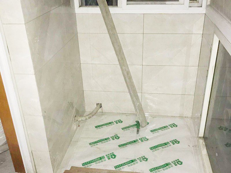 陽臺墻地磚鋪貼：1. 地磚直線鋪設方式是最原始，最傳統的方法?？芍^是經典不倒，古人的流傳至今，相信未來也依然保持的一種作法。 2.好處是:大方得體，工整，簡約。讓欣賞的人感受到地磚的那份強烈的質感存。 3.無論是家裝，工裝，還是場所，都能適用。接下來介紹的是鋪設地磚方法稍微跳動一些的鋪法。也是在傳統的格局上稍稍變動。是不按傳統的方法直線鋪，而是修改成走，這個方法通常被簡稱位地磚型鋪法。