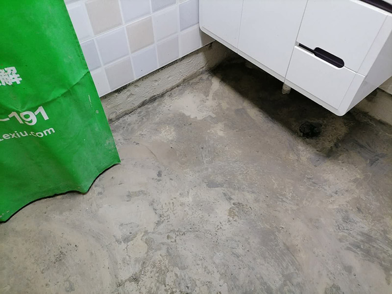 衛(wèi)生間地面防水:刷第一遍防水涂料。施工前確保工地干凈，干燥，防水涂料要涂滿，無遺漏，與基層結(jié)合牢固，無裂紋，無氣泡，無脫落現(xiàn)象。涂刷高度一致，厚度要達到規(guī)定要求。刷第二遍防水涂料。待第一遍涂料干透后才能進行第二遍，具體時間視涂料而定。間隔時間太短，防水的效果會打折扣。鋪保護層。需在防水涂料表面鋪上保護層。保護層要完全覆蓋防水層，無遺漏，與基層結(jié)合牢固，無裂紋，無氣泡，無脫落現(xiàn)象。 閉水試驗。閉水試驗時，地面最高點的水不能低于2里面，保存至少24小時，觀察無滲漏現(xiàn)象后才算合格。如有滲漏，需重做，切莫疏忽大意。