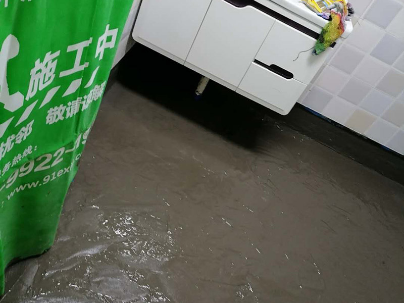 衛(wèi)生間地面防水:刷第一遍防水涂料。施工前確保工地干凈，干燥，防水涂料要涂滿，無遺漏，與基層結(jié)合牢固，無裂紋，無氣泡，無脫落現(xiàn)象。涂刷高度一致，厚度要達到規(guī)定要求。刷第二遍防水涂料。待第一遍涂料干透后才能進行第二遍，具體時間視涂料而定。間隔時間太短，防水的效果會打折扣。鋪保護層。需在防水涂料表面鋪上保護層。保護層要完全覆蓋防水層，無遺漏，與基層結(jié)合牢固，無裂紋，無氣泡，無脫落現(xiàn)象。 閉水試驗。閉水試驗時，地面最高點的水不能低于2里面，保存至少24小時，觀察無滲漏現(xiàn)象后才算合格。如有滲漏，需重做，切莫疏忽大意。