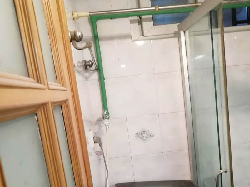 廁所暗管改明管：漏水的地方不一定先流出水，只有當水漏到樓下或水漫金山，才會發(fā)現(xiàn)漏水，但由于是暗管，也無法立刻找到漏水的地方，所以損失會相當大；走頂?shù)脑?，廚房衛(wèi)生間可以用鋁扣板吊頂遮住，在穿墻過玄關部分我們是沿著邊角走，可以用石膏線包上，不影響美觀。 1．北方四季溫差明顯，尤其是冬天過于寒冷，建議走暗管比較好。 2．南方地區(qū)由于氣候潮濕，暗管反而容易潮濕復式，可以考慮做明管，但做明管時一定要把暗管全部放棄不用。 3．做明管要用固定卡座來固定管道，用脹塞式膨脹栓固定卡座。