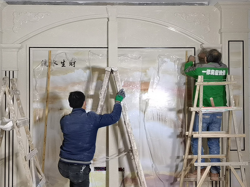 客廳背景墻裝修：電視背景墻一定會是裝修的重中之重,他的裝修類型有許多,例如外型鋁塑板、石膏板外型、外型鋁塑板、木制油漆外型、玻璃、石材外型,還有貼墻紙等各種裝修方式。做裝修計劃時一定要考慮一下客廳他自己寬度,一般情況下放置電視機比較看起來最佳的間隔是電視機尺度的3.5倍因此我們不能把電視墻做得太厚,以免導致客廳看起來比較狹小。背景墻面在施工時候，我們要確定好踢腳線高度，地磚厚度這些因素都是我們需要考慮進去的使各個外型諧和,如果沒有計劃踢腳線,那么面板、石膏板的裝置應當在地磚施工完成后,以防受潮。