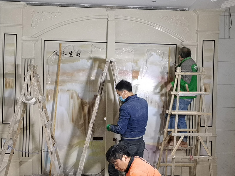 客廳背景墻裝修：電視背景墻一定會是裝修的重中之重,他的裝修類型有許多,例如外型鋁塑板、石膏板外型、外型鋁塑板、木制油漆外型、玻璃、石材外型,還有貼墻紙等各種裝修方式。做裝修計劃時一定要考慮一下客廳他自己寬度,一般情況下放置電視機比較看起來最佳的間隔是電視機尺度的3.5倍因此我們不能把電視墻做得太厚,以免導致客廳看起來比較狹小。背景墻面在施工時候，我們要確定好踢腳線高度，地磚厚度這些因素都是我們需要考慮進去的使各個外型諧和,如果沒有計劃踢腳線,那么面板、石膏板的裝置應當在地磚施工完成后,以防受潮。