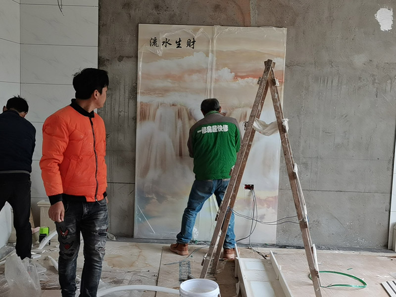 客廳背景墻裝修：電視背景墻一定會是裝修的重中之重,他的裝修類型有許多,例如外型鋁塑板、石膏板外型、外型鋁塑板、木制油漆外型、玻璃、石材外型,還有貼墻紙等各種裝修方式。做裝修計劃時一定要考慮一下客廳他自己寬度,一般情況下放置電視機比較看起來最佳的間隔是電視機尺度的3.5倍因此我們不能把電視墻做得太厚,以免導致客廳看起來比較狹小。背景墻面在施工時候，我們要確定好踢腳線高度，地磚厚度這些因素都是我們需要考慮進去的使各個外型諧和,如果沒有計劃踢腳線,那么面板、石膏板的裝置應當在地磚施工完成后,以防受潮。