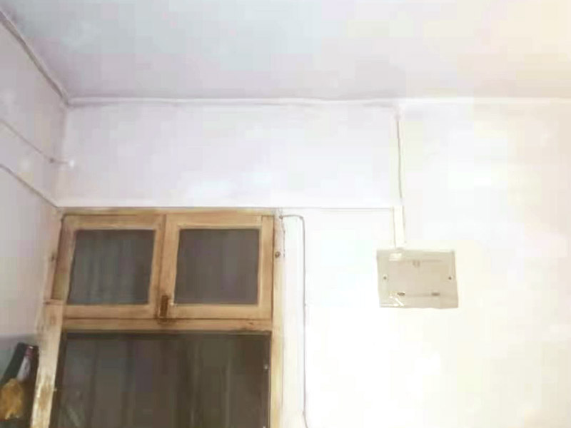 全屋明裝線路：畫框線：根據(jù)需要，在墻面的合適處畫出埋穴位置，并比照接線盒大小（四周bai放大2—3毫米），畫出開鑿范圍框線（兩個(gè)裝蓋孔應(yīng)保持水平）。 鑿框線：以平口鑿沿柜線垂直鑿出深溝，然后從框內(nèi)向框外斜鑿去磚角，反復(fù)進(jìn)行，并注意不得崩裂框線。 鑿穴孔：將框內(nèi)多余磚角鑿去，直至深度略大于接線盒高度，不得過淺或過深。 修乎穴孔：鑿平埋穴四周與穴底，以放人接線盒端正、服帖為宜。 現(xiàn)埋接線盒：裝正接線盒，敲去安裝孔蓋，對(duì)準(zhǔn)線槽，并使裝蓋面稍稍伸出磚砌面，且低于粉刷面3—5毫米，再用調(diào)成膏狀的水泥粘牢 穿線引入：利用線管內(nèi)事先穿入的引線，將待裝電線引入線管之中。