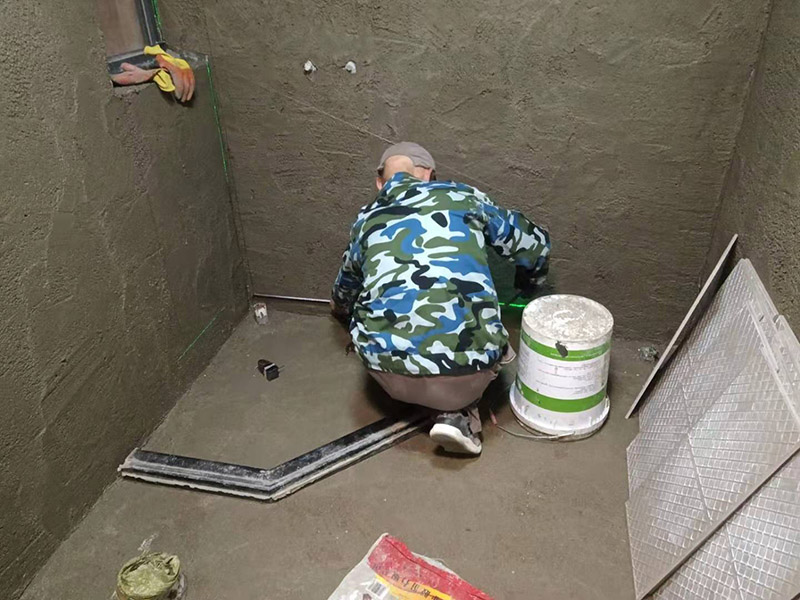 浴室找平貼磚：在鋪貼瓷磚前，我們要先把還沒涂抹水泥的地磚鋪在地上，并敲平，然后在地磚上涂滿水泥，鋪在地面，鋪地磚的過程中要對齊四塊磚的對角位置。  另外，在鋪貼瓷磚時也要講究鋪貼順序，在鋪地磚時應(yīng)從內(nèi)向外貼，有坡度或地漏的地方，要注意排水方向找坡，而墻面磚應(yīng)從下往上貼，底層的瓷磚要最后貼，這樣鋪貼出來才美觀，鋪完地磚后還要壓地磚。