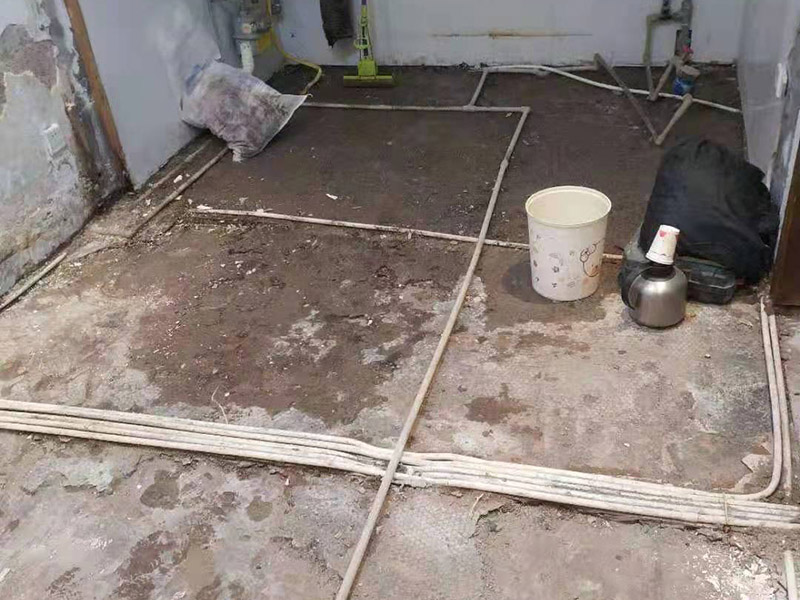 廚房拆除施工：拆除舊廚房是工程中的第一項(xiàng)，將情墻面和地面上原有的瓷磚全部砸掉，不要只砸掉一半或一部分，以免后面在鋪貼時(shí)有縫隙。 拆除吊頂、廚具和燈具，需按照一定的流程拆除。如果想要重新將廚房整頓一下，那么就將廚房的一切原有的都拆除掉。 如果是其他房間改造為廚房的話，也是要先將墻面和地面全部砸掉，以便于后續(xù)安裝管道和布置線路。水路和電路的設(shè)計(jì)都是很隱藏的，一般都會(huì)做成暗管，隱藏在墻面或地面下，既美觀又不影響使用。在地面和墻面全部拆除后，要將不平整或者有縫隙的地方用水泥抹平，以防安裝上瓷磚后發(fā)現(xiàn)不平整而影響整體美觀，并且也能進(jìn)一步做到防水的效果。