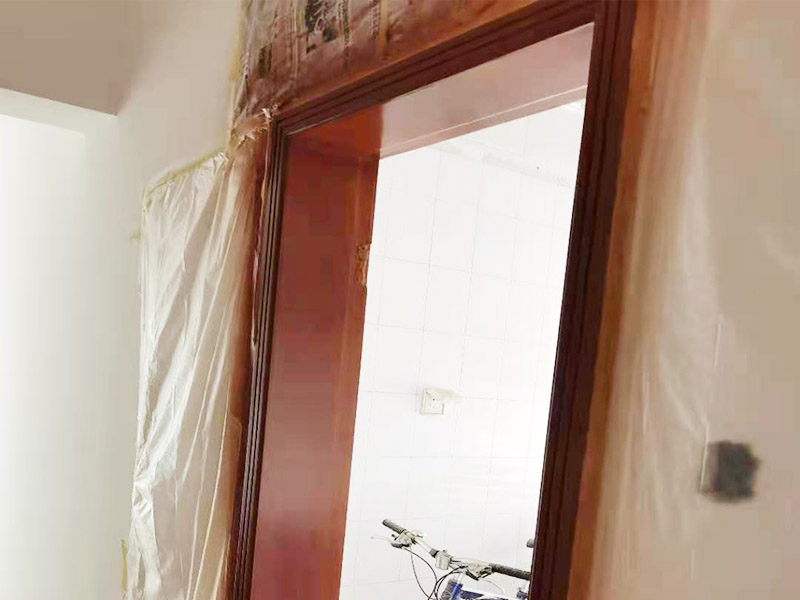 門框刷漆維修：把木門上面的把手等裝飾品都卸下來，防止下一步作業(yè)時(shí)劃傷手，也有利于均勻涂刷木門油漆。用粗砂紙把需要刷油漆的地方都打磨一遍，注意轉(zhuǎn)角的地方不要打磨的太厲害，保持木門原來的形狀。把刷完一遍漆的木門放置四到五個(gè)小時(shí)，等油漆干透。木門油漆干透后，拿細(xì)砂紙把木門從頭到尾再打磨一遍。這一次打磨是為了把油漆上刷的不均勻的地方打磨平，利于后面繼續(xù)刷漆。刷漆第二和三遍把把手等步卸下來的裝飾物安裝回去。