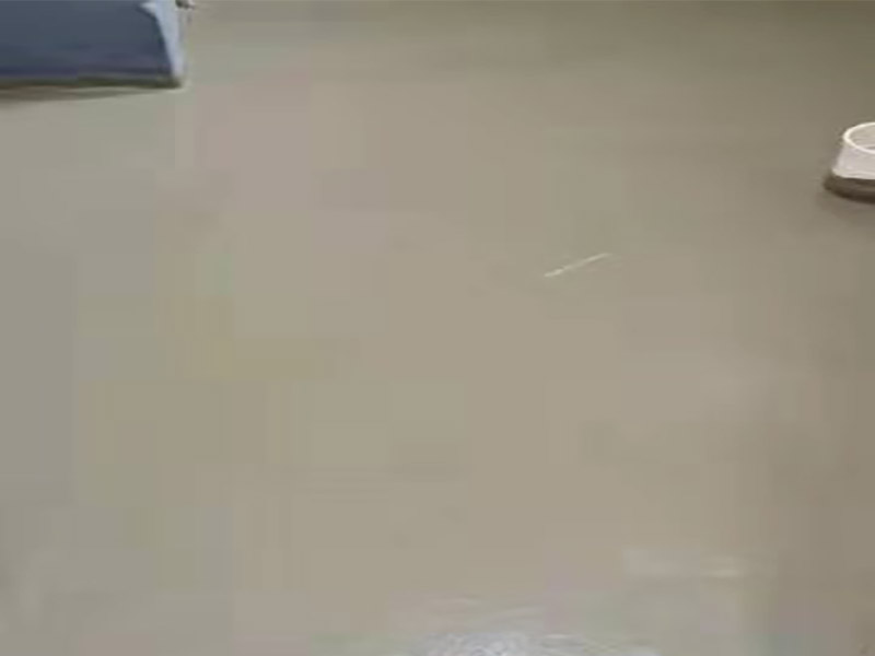 地面找平貼磚裝修：現在比較普遍的地面磚鋪貼方法就是濕鋪法，這種鋪貼方法與干鋪法不同之處在于將1：3的干性水泥漿替換成水泥沙漿和普通水。需要注意的是這種鋪貼法在鋪貼過程中容易產生氣泡和空鼓，這樣就會影響地磚的使用壽命。也是因為這種原因使其價格便宜，操作簡單。地磚鋪貼方法之波打線鋪法：這種鋪貼法也稱花邊或波導線、邊線等。這種鋪貼法主要用在地面周邊或者玄關等處，是作為樓地面沿墻邊四周所做的裝飾線，寬度不一樣。
