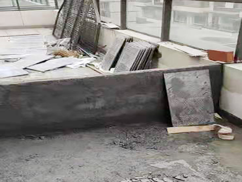 陽臺地面處理施工:防水能力差、表面比較光滑且不具備防滑能力的瓷磚，鋪裝在陽臺地面上是比較危險的事情。如果特別需要在陽臺地面鋪設瓷磚的話，建議盡量選用亞光面、光線反射率較低、同時具有防凍、防水、防滑等特點的瓷磚進行陽臺的地面鋪設。 　