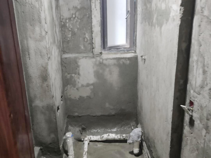 衛生間防水找平:在進行防水處理之前，一定先找平地面。找平層施工方法：基面有空隙、裂縫、不平等缺陷的，用水泥砂漿修補抹平。使基面必須堅固、平整、干凈、無灰塵、油膩、蠟、脫模劑等以及其他碎屑物質。找平層干燥后方可進行防水層施工，施工期間應防火、防水。防水層完成后，要進行成品保護，不得上人走動。