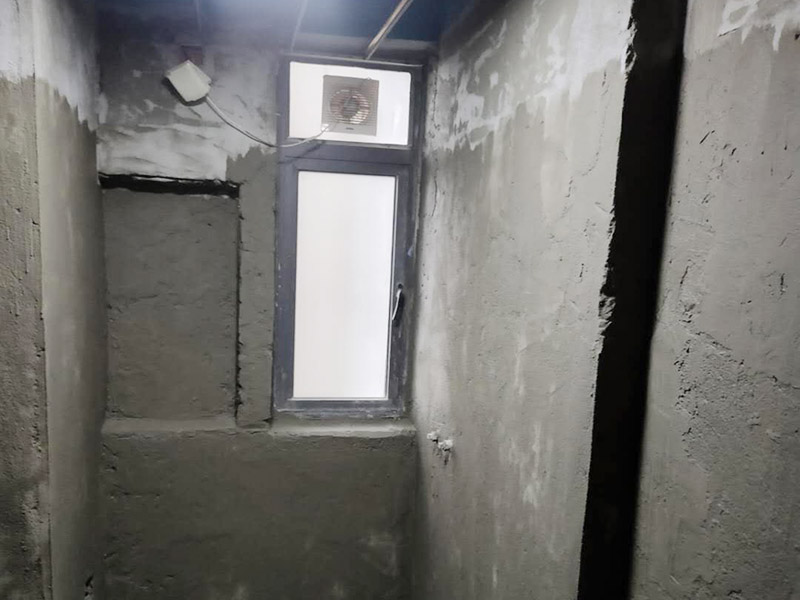 衛生間防水找平:在進行防水處理之前，一定先找平地面。找平層施工方法：基面有空隙、裂縫、不平等缺陷的，用水泥砂漿修補抹平。使基面必須堅固、平整、干凈、無灰塵、油膩、蠟、脫模劑等以及其他碎屑物質。找平層干燥后方可進行防水層施工，施工期間應防火、防水。防水層完成后，要進行成品保護，不得上人走動。