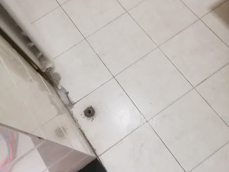 地面漏水維修：判斷地面滲水的方法：只要地面用水，樓下就有滲漏水現(xiàn)象，地面不使用水時(shí)，樓下不再滲漏水。　一般水管滲漏水量大，并且有持續(xù)性；往地漏，手盆，坐便倒水即可判斷下水管沒(méi)有問(wèn)題，如果衛(wèi)生間連續(xù)幾天都沒(méi)使用水，但是還有滲漏水現(xiàn)象，并且滲漏水沒(méi)有減輕，即為上水管問(wèn)題。　 如果衛(wèi)生間是防水層滲漏水，而不是上下水管漏水的情況。都是不需要刨瓷磚就可以維修好的了。　　 維修方法很簡(jiǎn)單就是使用新型的滲透型防水劑在衛(wèi)生間表面再做遍防水，讓水不進(jìn)入地下，直接從水道流走。