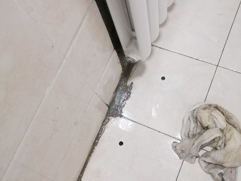 地面漏水維修：判斷地面滲水的方法：只要地面用水，樓下就有滲漏水現(xiàn)象，地面不使用水時(shí)，樓下不再滲漏水。　一般水管滲漏水量大，并且有持續(xù)性；往地漏，手盆，坐便倒水即可判斷下水管沒(méi)有問(wèn)題，如果衛(wèi)生間連續(xù)幾天都沒(méi)使用水，但是還有滲漏水現(xiàn)象，并且滲漏水沒(méi)有減輕，即為上水管問(wèn)題。　 如果衛(wèi)生間是防水層滲漏水，而不是上下水管漏水的情況。都是不需要刨瓷磚就可以維修好的了。　　 維修方法很簡(jiǎn)單就是使用新型的滲透型防水劑在衛(wèi)生間表面再做遍防水，讓水不進(jìn)入地下，直接從水道流走。