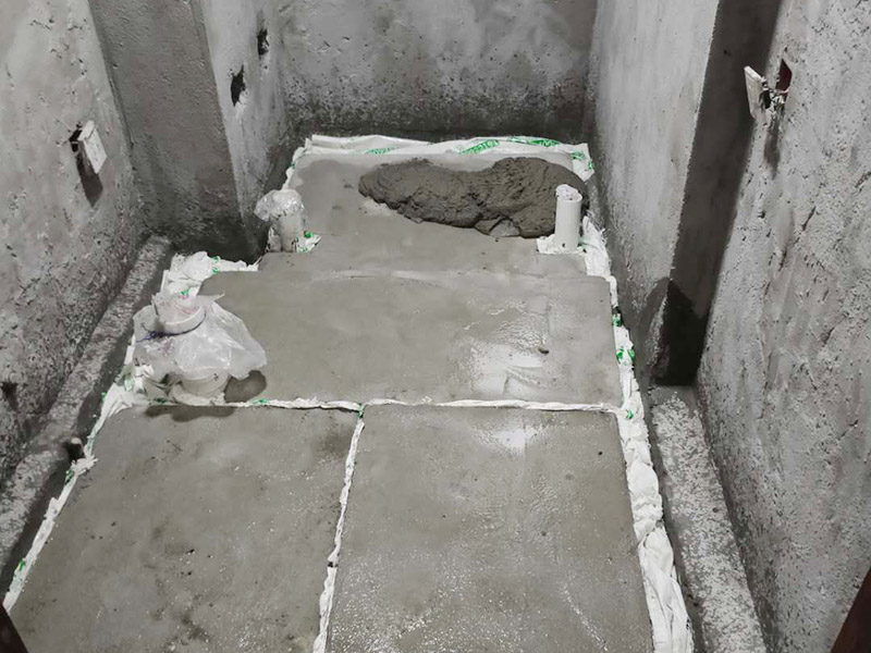衛生間防水找平:在進行防水處理之前，一定先找平地面。找平層施工方法：基面有空隙、裂縫、不平等缺陷的，用水泥砂漿修補抹平。使基面必須堅固、平整、干凈、無灰塵、油膩、蠟、脫模劑等以及其他碎屑物質。找平層干燥后方可進行防水層施工，施工期間應防火、防水。防水層完成后，要進行成品保護，不得上人走動。