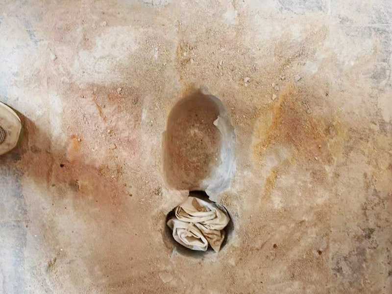 地面蹲便器改馬桶：首先關(guān)閉原先連通蹲便器的水閥，準(zhǔn)備匹配的馬桶和相關(guān)的操作工具。將原本的蹲便器拆卸下來后，注意檢查下水管排水是否通暢，可以簡易的檢驗(yàn)一下，裝滿一桶水倒入下水道觀察水流是否順暢，有無堵塞現(xiàn)象，如果存在堵塞，就必須先進(jìn)行疏通。等到確認(rèn)通暢時(shí)把下水管接長，直到地面足以安裝馬桶。蹲坑改馬桶，先測量下水口圓心至墻的距離。根據(jù)這個(gè)距離買馬桶。