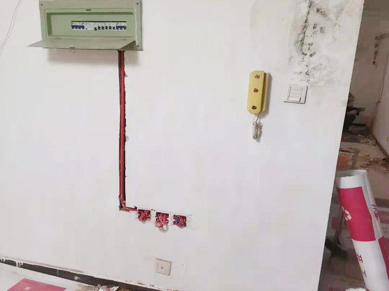 墻面電路改造：要用電需求進行定位，完成定位之后，師傅會按照定位和電路走向，進行開槽布線，開的槽要橫平豎直，布線都是使用線管進行暗埋，有PVC和冷彎管兩種，冷彎管彎曲效果很好，不會斷裂，是布線不錯的選擇，它的轉角有一定弧度，線可以隨便更換，不需要開墻。 如果選擇冷彎管的話，需要借助彎管工具，弧度是線管直徑的十倍，這樣穿線或拆線，才能暢通無阻。