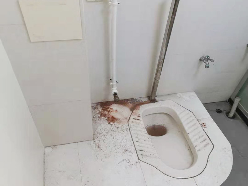 蹲便改坐便地面補瓷磚：干鋪法是將沙子和水泥按照3：1的比例混合后兌少量的水，使水泥和沙子混合到可以用手攥成團的黏稠度。將混合好的沙子水泥鋪在地面上，用一個平板把表面摸平。在瓷磚背面抹上黏稠度非常高的水泥，把瓷磚放到地面上，用橡皮錘敲實就完成了,主要用于地面瓷磚的鋪裝. 濕鋪法，是將沙子和水泥按照2：1的比例混合后兌水和好，水的量要多一些，使沙子和水泥的黏稠度高一些。然后涂抹到用水浸泡好的瓷磚背面貼到墻面上。濕鋪發主要應用與墻面。