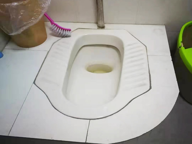 蹲便改坐便地面補瓷磚：干鋪法是將沙子和水泥按照3：1的比例混合后兌少量的水，使水泥和沙子混合到可以用手攥成團的黏稠度。將混合好的沙子水泥鋪在地面上，用一個平板把表面摸平。在瓷磚背面抹上黏稠度非常高的水泥，把瓷磚放到地面上，用橡皮錘敲實就完成了,主要用于地面瓷磚的鋪裝. 濕鋪法，是將沙子和水泥按照2：1的比例混合后兌水和好，水的量要多一些，使沙子和水泥的黏稠度高一些。然后涂抹到用水浸泡好的瓷磚背面貼到墻面上。濕鋪發主要應用與墻面。