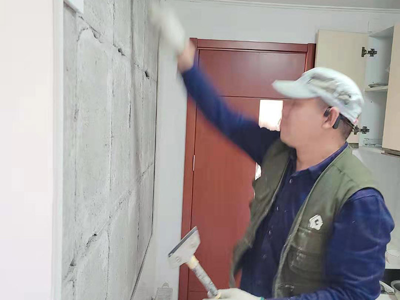 墻磚起翹維修：當瓷磚起翹了我們要將其他的瓷磚全部都拆卸下來，并且要保證瓷磚底下的基層干凈干燥，接著根據(jù)相應的比例調和水泥和黃沙。 在攪拌的時候可以利用攪拌泵將兩者攪拌均勻，鋪設地磚的水泥應該要用425以上的水泥沙子，選擇粗紗根據(jù)1:2的比例進行調配，同時要預留一毫米的伸縮縫。 接著將攪拌好的材料倒入空格中鋪上一層攪拌好的砂漿，厚度按照周圍的程度為基準，避免出現(xiàn)鋪設過高或者過低的情況，最后再將瓷磚放上去，輕輕的壓實，直到和周圍一個高度就行了。