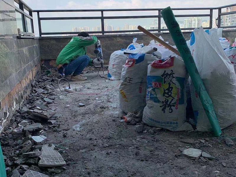 頂面瓷磚拆除建渣裝袋：漏水有可能是地面的防水有斷裂，可以把地面的磚縫用防水涂料重新涂一下。如果已經影響到樓下了，這樣處理的效果可能不會太好，因為斷裂的不是瓷磚而是防水層，而水在瓷磚下面是流動的，所以光堵一兩個磚縫肯定還會漏水。 最好的方法是將原來的瓷磚和防水層都拆除掉，重新做防水層，重新鋪磚?？梢詫⒌孛婧蛪γ娴姆浪坎鸪?，整體翻新；也可以把地面的拆除，墻面只拆除從地面往上的兩片磚，在墻面兩片磚以下的部分做防水。