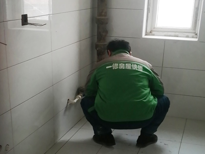 衛生間貼磚施工：一是墻磚應從下向上鋪貼,且一面墻不能一次貼到頂,接縫一般為1~3毫米;二是鋪貼前要先處理墻面的平整,處理裂縫;三是粘結材料的涂抹要中間稍高于四周,用橡膠錘敲擊表面以固定,這樣一來可以避免空氣積存于粘結層中。同時要進行水平檢測;四是粘結材料要挑和適當,一般墻面水泥與沙比例為1:4,地面水泥與沙比例為1:32. 地面要打平。 注意的是防水層的處理。在廚廁之些地方的墻面更應高度注意。因為更換瓷片通常會破壞原有水泥沙槳防水層。補救辦法是在貼設瓷磚前先打一層瀝青防水層。