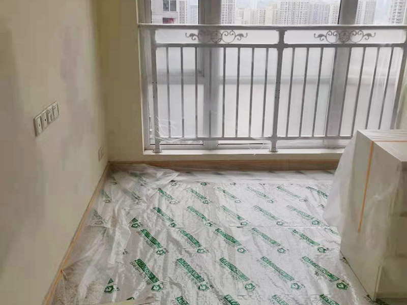 裝修成品保護：各種裝修物料的進場以及各種建筑裝修垃圾的清理，都會經過入戶門，這些物品在搬運的過程中，難免會和入戶門發生磕碰，造成入戶門的磕碰劃傷，所以，第一個需要做好成品保護的地方就是入戶門。 做法：在裝修開工前直到家具進場期間，都需要對入戶門進行保護！可以使用成品保護膜將門包裹。 地面瓷磚鋪貼完后，用成品保護膜覆蓋磚面，既可以防止裝修時的沙子磨傷地面，同時也能有效地防止油漆涂料等有色液體滴落磚面，造成地面污染。 好處：1.平整美觀；2.不會有泥沙塵土進入瓷磚；3.施工時不會刮花瓷磚；4.時間久了瓷磚依然干凈無塵。