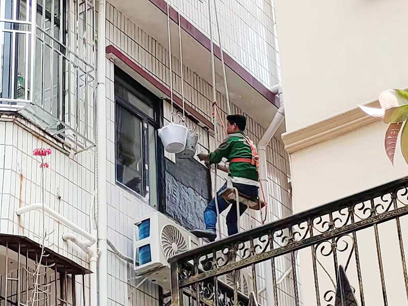外墻瓷磚修補：將破損墻磚取出，用切割機在離損壞的墻磚的四周5到6毫米處切槽，用切割刀將墻磚縫的水泥稍微刮下一些，再用切割刀吧墻磚表面的釉面劃開一道口，以便把墻磚敲碎取出，用錘子把墻磚敲碎后取下來，如果水泥粘得太牢，可以用錘子和鏨子把破損的墻磚剔下。 將磚上的砂漿全部刮干凈，然后在107膠中加入適量的水泥，并攪拌成糊狀。然后在瓷磚的背面涂上薄薄的一層，再將瓷磚粘到之前粘貼的墻面，一會功夫就可粘牢。給瓷磚填縫，按照比例調勻瓷磚填縫劑，用海綿抹刀將填縫劑抹到墻磚之間的縫隙中;填縫劑半干后，將海綿沾水，把多余的填縫劑擦掉，干燥后完成。