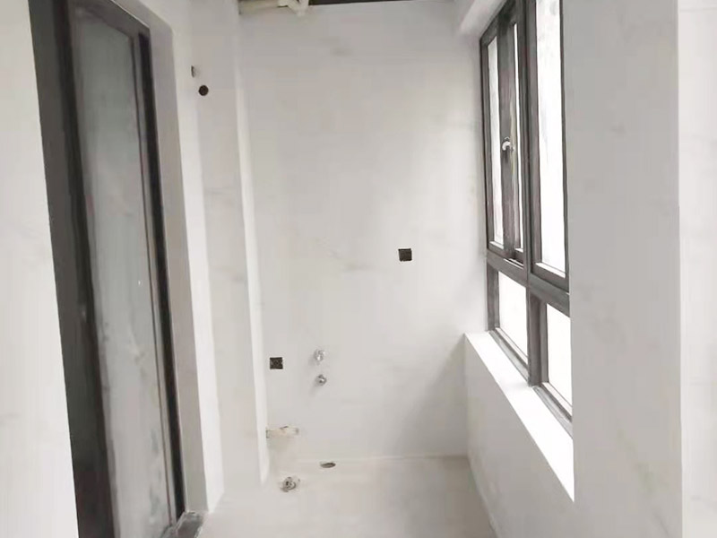 陽臺貼磚翻新：需要在粘結(jié)劑量置晾時間內(nèi)，將準備好的瓷磚鋪壓到位，垂直于梳理方向輕微搓動以排出磚下的空氣。鋪貼到位后用橡皮錘輕擊，用尺寸合適的十字定位架來調(diào)整表面平整度及接縫的平直。鋪設好的磚面應該及時清理干凈，特別是去除殘留其上的粘結(jié)劑。合格的粘結(jié)劑干硬后即使在陶瓷磚面上也不易被清除掉。清理好的瓷磚面應該立即擺放標識進行隔離，避免污染或擾動，直到下一個填縫工序。 填縫后，用木版或其他工具刮去大灰，用6--8#園鋼清理灰縫，以突出磚的立體感，磁磚表面殘留水泥一定等其發(fā)白時(即干而未凝固時)，用干布或鋸沫(木屑)、大沙、擦凈表面水泥，(注意一定不要用濕布)、布條、海綿等要勤擦勤換。 等徹底凝固后，用加長柄化纖滾筒毛刷沾取20%--30%鹽酸溶液進行全面清洗，之后用清水沖凈。這時要小心操作以免鹽酸沾染人身及衣物哦。
