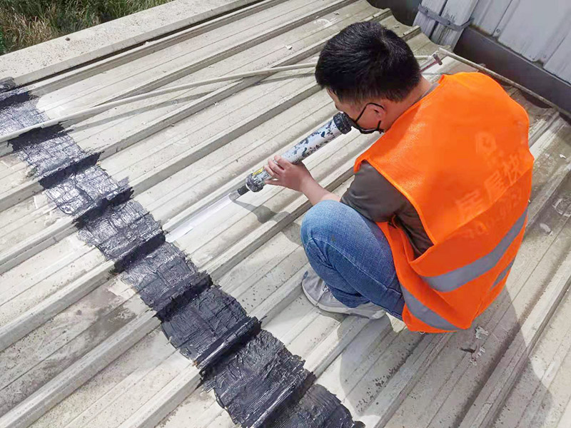 輕鋼瓦屋頂防水打膠:清理基層，施工前要將基層表面的塵土和雜物清理干凈，然后用熱熔法改性瀝青卷材對防水層施工前在水落口、管根、陰陽角等細部先做好附加層。 1、陰雨天氣不能進行防水工作和保溫施工。 2、卷材的防水層質量要符合要求，干燥程度要達到一定標準。 3、屋頂的拐角、天溝和卷材搭接、水落口等節點部位，要鋪貼牢固，要符合屋面防水工程技術規范。 4、防水卷材鋪貼時基層和卷材之間的排氣要充分，避免過度拉緊和皺褶。 5、防水卷材鋪貼要順直，要嚴格按照基層的彈標線來施工。 6、鋪設保溫層時一定要保護好防水層。
