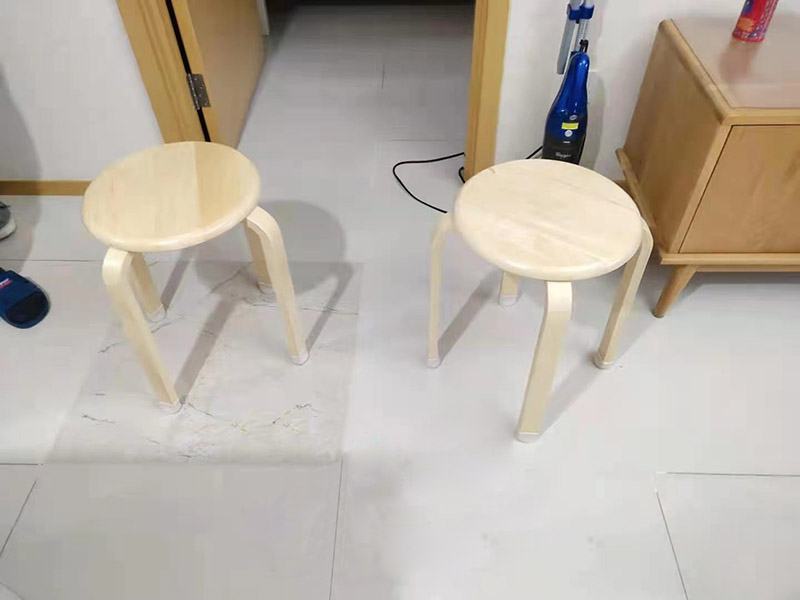 客廳地磚起翹修復(fù)：將油灰刀的邊緣滑入松散的瓷磚與其旁邊的瓷磚之間的接縫中。撬起瓷磚并將其移除。用金屬刮刀或小的撬桿的平坦邊緣刮掉基材和瓷磚背面的稀釋劑或瓷磚粘合劑。用相同的工具刮擦周?chē)臻g的舊水泥漿。用清水沖洗除去翹起的瓷磚，然后用濕海綿擦拭，使其干凈。將砂漿抹在缺口邊緣上，然后將稀釋水泥砂漿抹在瓷磚的背面，將瓷磚鋪回原位。如果難以將瓷磚平整，則將瓷磚墊片插入接縫或修補(bǔ)物與包圍它的瓷磚之間的接縫或接縫中。刮掉多余的漿液，并讓該區(qū)域靜置約10分鐘。用水蘸軟海綿，然后輕輕擦拭修復(fù)區(qū)域。瓷磚上出現(xiàn)一層干粉后，請(qǐng)用干抹布擦拭。