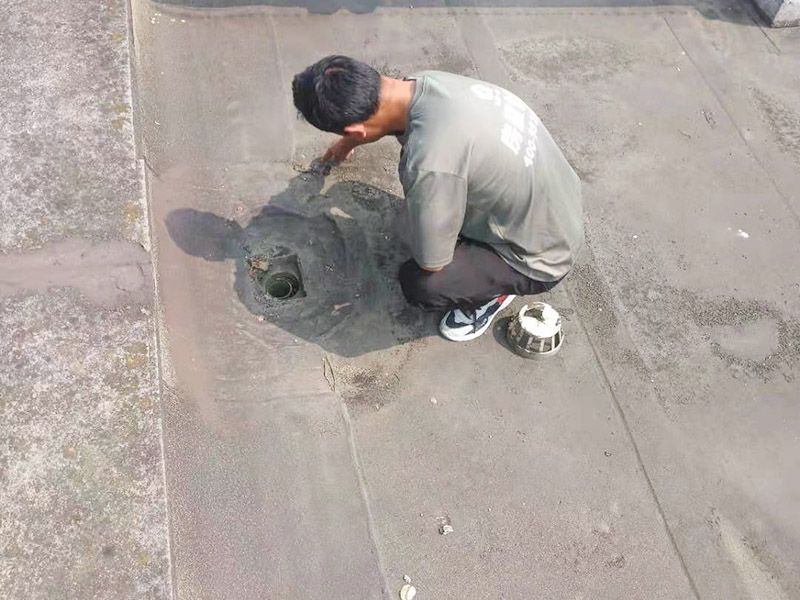 屋面排水口維修：涂膜防水層依附于基層，基層質量好壞，直接影響防水涂膜的質量。因而在涂膜施工前，應對基層進行認真的檢查和必要的處理，使之達到涂膜施工的要求。涂料的涂布應采取“先高后低、先遠后近、先立面后平面”的施工順序。同一屋面上先涂布排水比較集中的水落口、天溝、檐口等節點部位，再進行大面積的涂布。用滾刷或毛刷均勻地涂刷多遍，直到達到規定的涂膜厚度要求，不得漏底，待涂層干固后，才能進行下一道工序。當多遍涂布時，每遍涂刷方向應與上一遍方向相垂直。