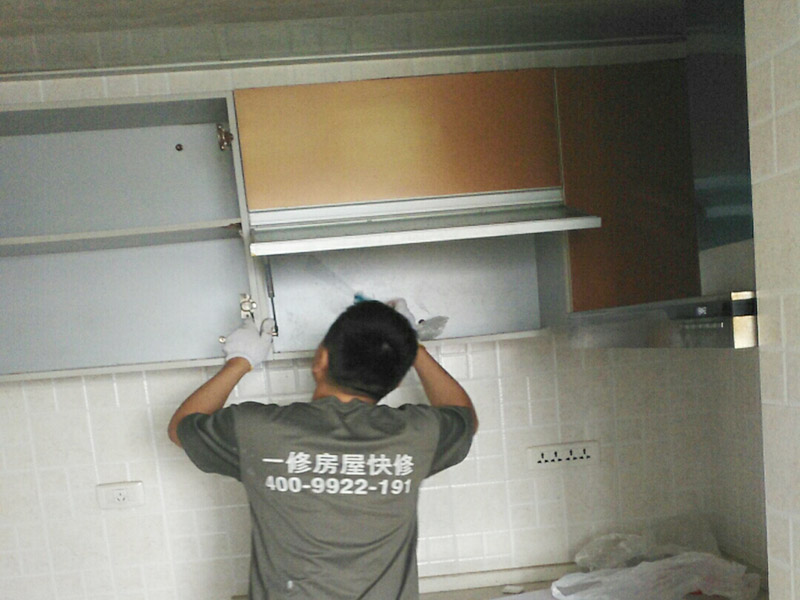   在安裝廚房吊柜之前，師傅要先用量尺確定了吊柜安裝的位置，確定好吊柜預(yù)定的位置，然后在墻面上鉆孔，便于塞入膨脹螺絲，安裝時先將拉桿裝入對應(yīng)安裝孔，然后將板塊連接，將吊柜提到吊片上，用工具扭緊螺絲釘固定。