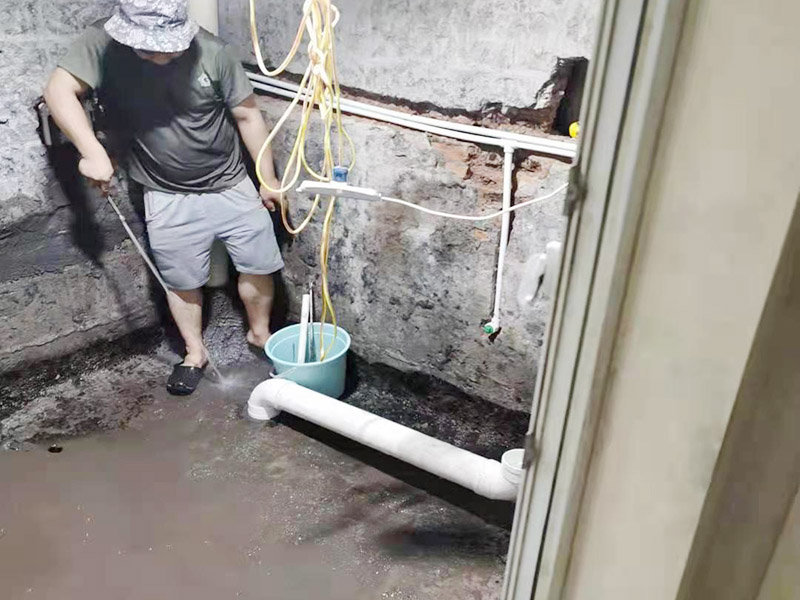 衛生間基層清理打掃：廚衛是家里水汽最大的地方，尤其是衛生間，需要使用大量水進行洗浴，而且每天都要使用，如果不處理好，每天上班都沒心情，所以衛生間的防水就一定要認真對待。首先基層需要清理干凈，正所謂萬丈高樓基礎最重要。