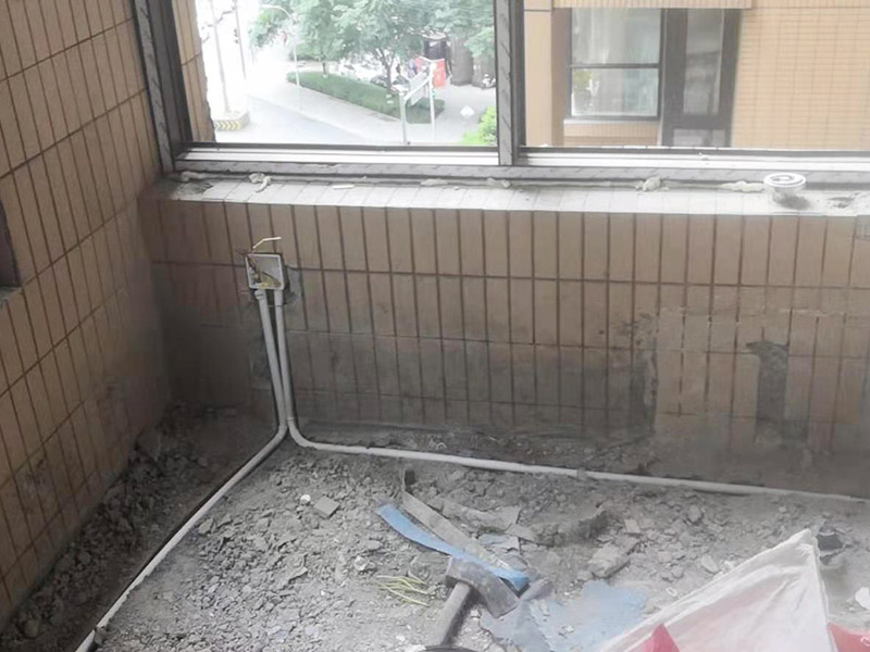 陽臺拆除施工：如果是陽臺地磚不再二次利用，那就可以直接用電鉆拆除就好。如果拆下來沒有損壞地磚的話，那是可以繼續使用的，但需要把背后的水泥漿除去，這個是比較麻煩的，弄不好就會把地磚弄壞，還要看運氣，最后沒損壞的磚少而且還費時間。