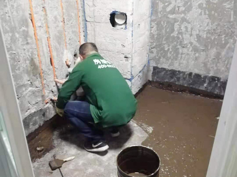 廁所地面刷防水：在進行防水處理之前，一定先找平地面，如果地面不平或效果不好，可能造成因防水涂料薄厚不均而導致的開裂滲漏。防水層做好后要留余一定的時間，讓防水層與建筑更好的融為一體，然后在防水層上做保護層在鋪地磚，如果地磚已鋪設完畢，可千萬不要砸地磚，用專業的補縫防水材料，把所有的縫隙堵住做好防水就好了。也同樣適用于衛生間防水層失效后防水工程。