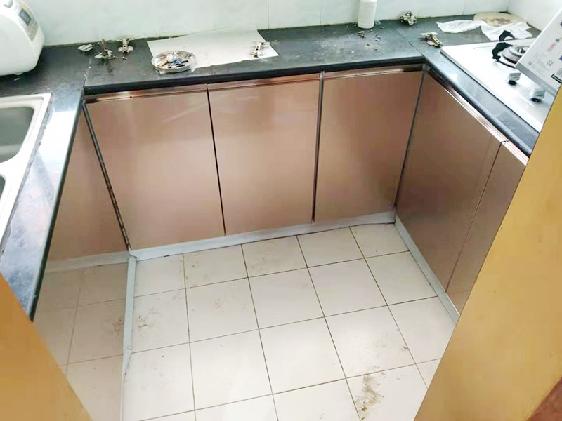 廚房櫥柜門更換：老房子櫥柜門漆脫落，從環保角度來看，建議用貼紙即可，或用墻紙也可，即使將來看膩了，換起來方便；先把櫥柜和衣柜表面清理干凈和平整，可以先把需要的長度裁剪好，找一個桶把墻紙膠和混合物按說明書上調好后。用滾筒把調好后的墻紙膠滾到櫥柜和衣柜表面(記住貼哪里就滾哪里)。把墻紙貼在上面，用刮板把墻紙刮平整，用毛巾在擦干凈，把多余的裁掉。