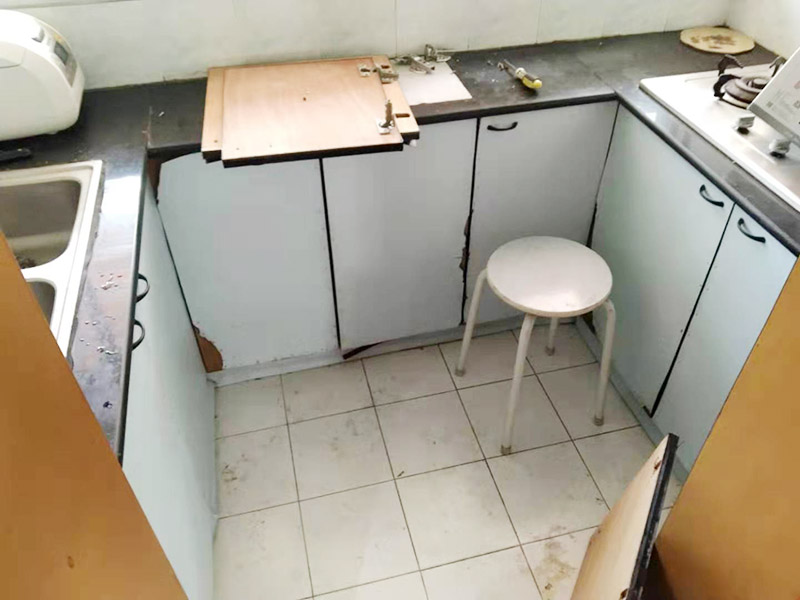 廚房櫥柜門更換：老房子櫥柜門漆脫落，從環保角度來看，建議用貼紙即可，或用墻紙也可，即使將來看膩了，換起來方便；先把櫥柜和衣柜表面清理干凈和平整，可以先把需要的長度裁剪好，找一個桶把墻紙膠和混合物按說明書上調好后。用滾筒把調好后的墻紙膠滾到櫥柜和衣柜表面(記住貼哪里就滾哪里)。把墻紙貼在上面，用刮板把墻紙刮平整，用毛巾在擦干凈，把多余的裁掉。