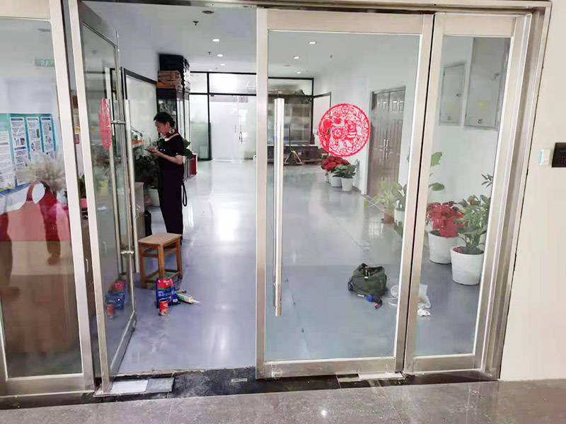 玻璃門地彈簧更換：地彈簧是一種閉門器，而這種閉門器在玻璃門中使用較多。玻璃門地彈簧也是一種液壓式閉門器，其壓緊彈簧的裝置為蝸輪，主要是因為蝸輪可以正反向旋轉，根據玻璃門地彈簧的特點，基本配置是天軸和地軸，除了玻璃門，可以適用于幾乎所有木制、鋼制、鋁合金門和使用玻璃門夾的無邊框玻璃門。
