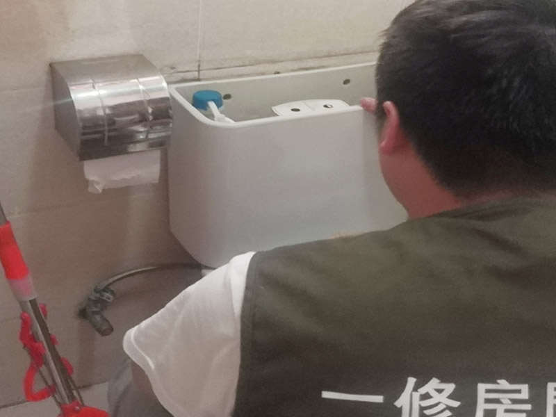 局部拆除維修：榻榻米的安裝是一個很講究工藝且相對較為復(fù)雜的過程，沒有專業(yè)人士的輔助，是根本裝不上的。只能安裝在固定的地方，所以后期如果有空間需要重新規(guī)劃只能拆除它，拆除時榻榻米可能就不能保證不損壞。