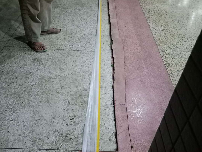 深圳車庫門維修有哪些方法，在軌道上噴