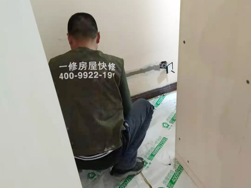 踢腳線和墻面之間出現裂縫，專業工人如